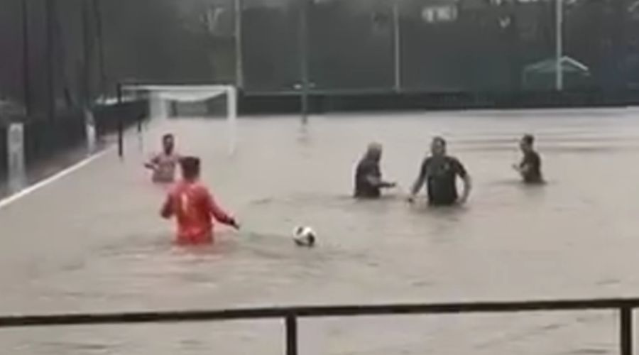 Jogadores de time inglês viralizam com 'partida' em campo alagado; veja < No Ataque