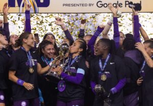 Marta levantando a taça (foto: Orlando Pride/Divulgação)