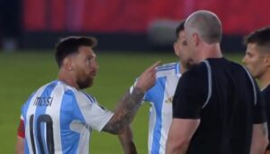 Messi se irrita e aponta dedo para árbitro brasileiro; entenda motivo