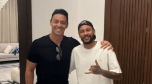 Neymar recebe ex-jogador do Atlético em casa e exalta: ‘Craque’