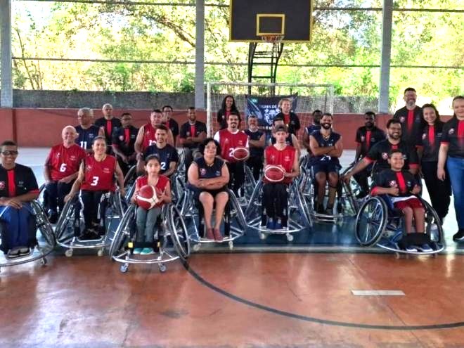 Participantes do Projeto “Basquete em Cadeiras de Roda Ano II” recebem uniformes para prática do esporte, em Ipatinga