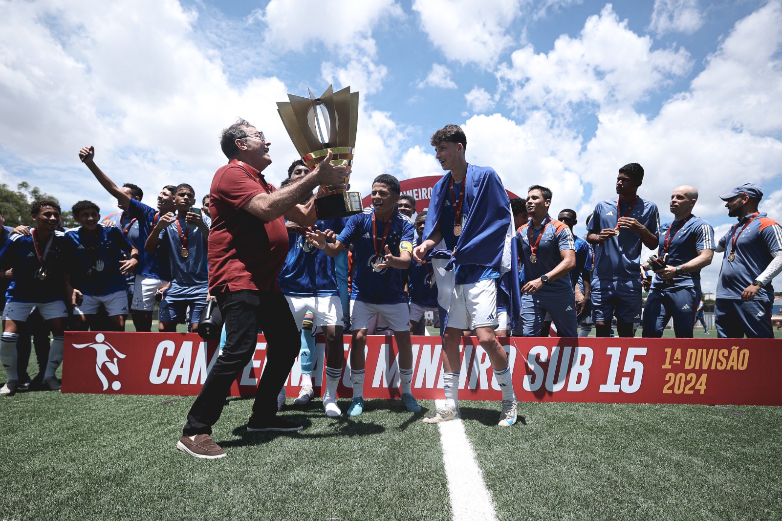 Pedrinho celebrando título do Campeonato Mineiro Sub-15 com jogadores do Cruzeiro, na Toca da Raposa I (foto: Gustavo Martins/Cruzeiro)