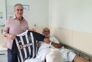 Presidente do Atlético leva presente e detalha apoio a fotógrafo hospitalizado