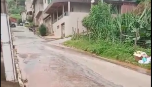 VEJA O VÍDEO: Vazamento de água completa uma semana no bairro Ana Rita, em Timóteo