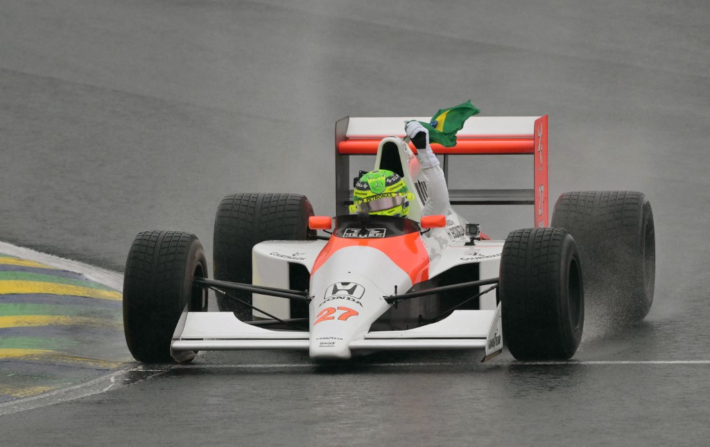 Sob chuva, Hamilton dá volta em Interlagos com McLaren de Senna; veja vídeo