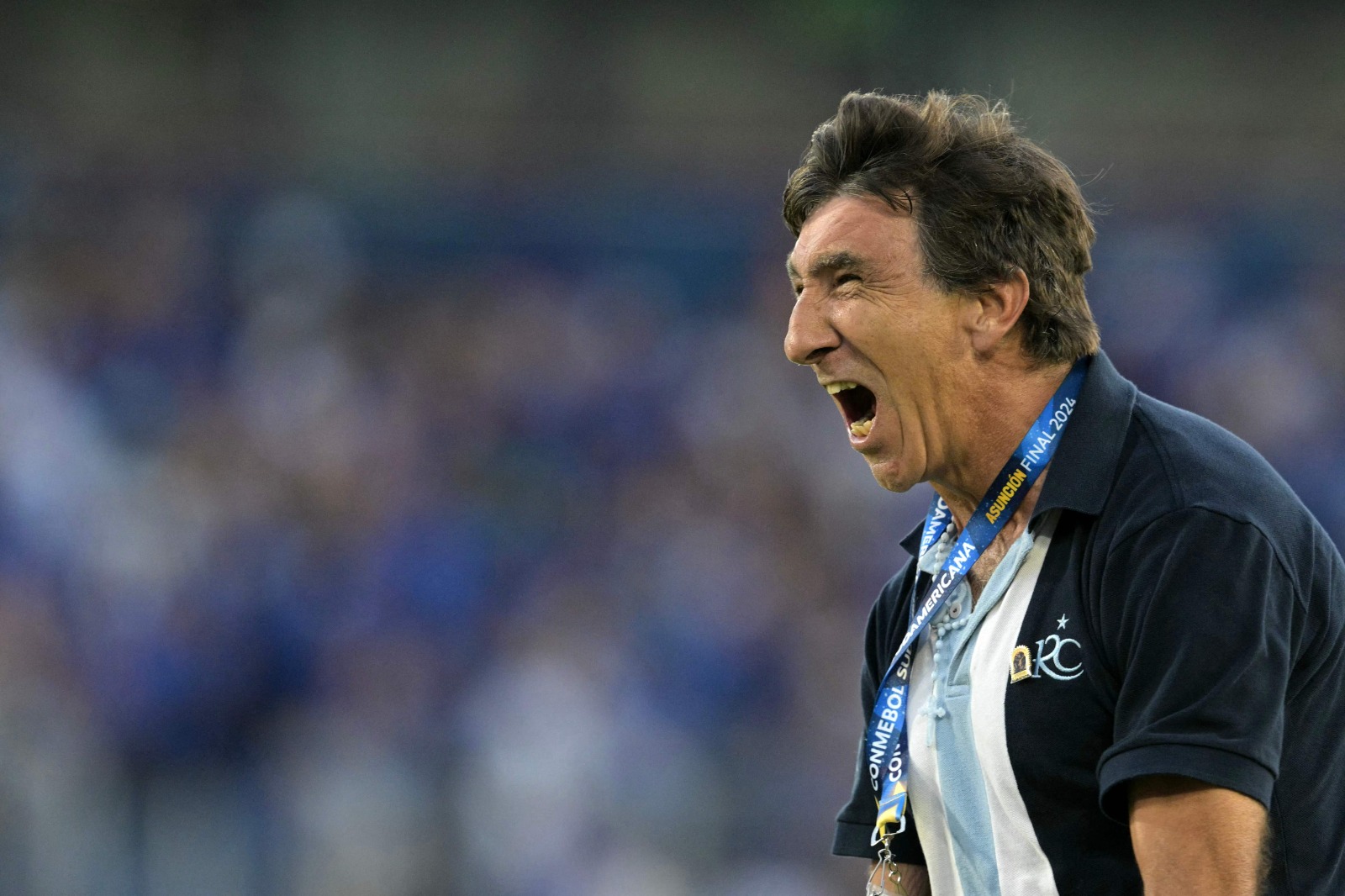 Técnico do Racing provoca após título sobre Cruzeiro: ‘Não somos milionários, nem a metade mais um’