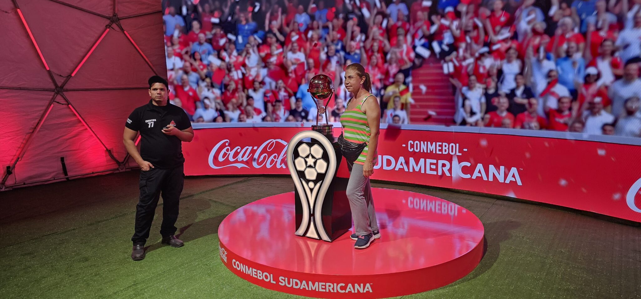 Torcedores tiram foto com réplica do troféu da Copa Sul-Americana, que será levantado por Cruzeiro ou Racing - (foto: João Victor Pena / No Ataque )