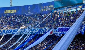 Torcedores do Cruzeiro na arquibancada da Nueva Olla Azulgrana (foto: Divulgação/Cruzeiro)