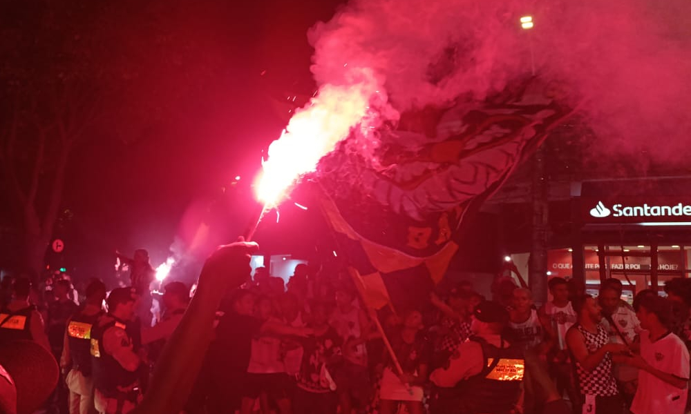 Torcida do Atlético faz festa e recebe time com rua de fogo no Independência; vídeo