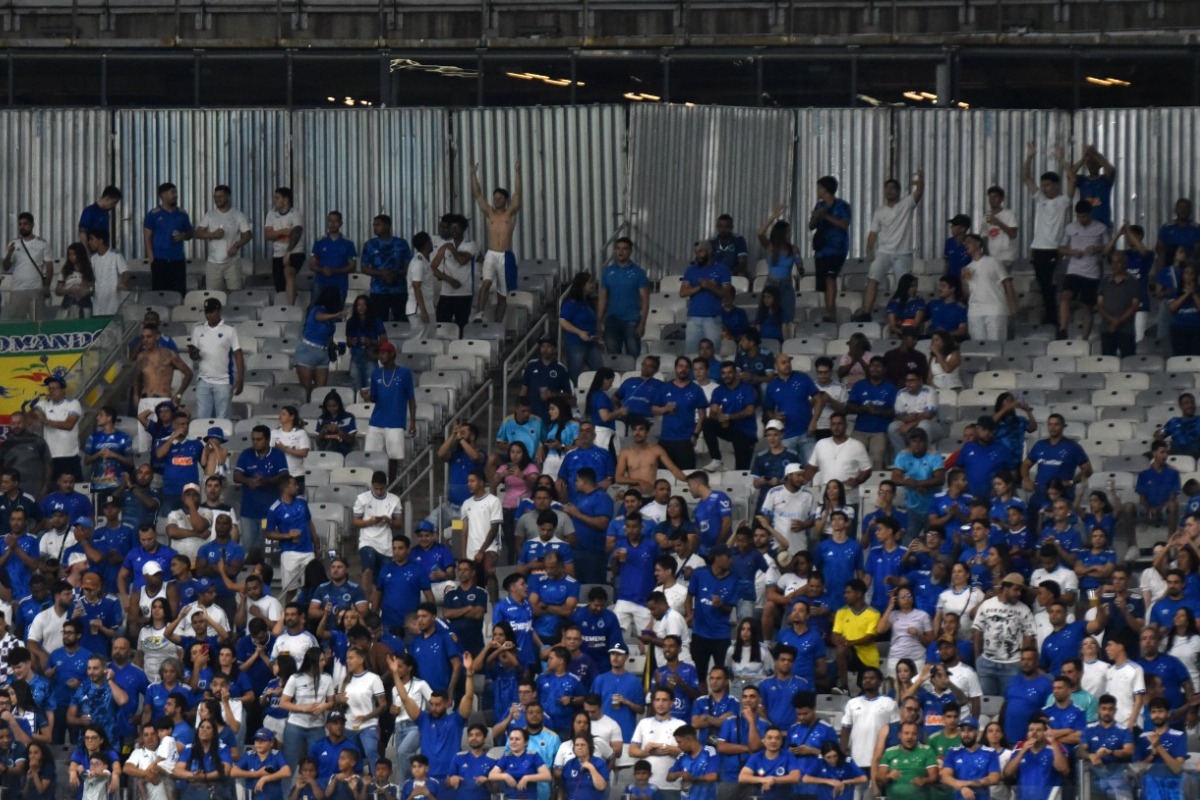 Torcida do Cruzeiro xinga Diniz, vaia e chama time de ‘pipoqueiro’ após tropeço no Brasileiro