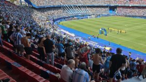 Torcida do Racing domina setor misto e é maioria sobre a do Cruzeiro; veja fotos