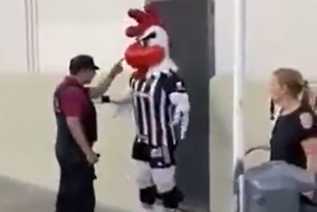 Vídeo: mascote do Atlético, Galo Doido leva ‘enquadro’ da polícia argentina