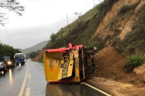 Acidente entre ônibus escolares de Marliéria deixa várias crianças levemente feridas