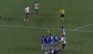 David Luiz fez gol de falta para o Flamengo (foto: Reprodução/Premiere)