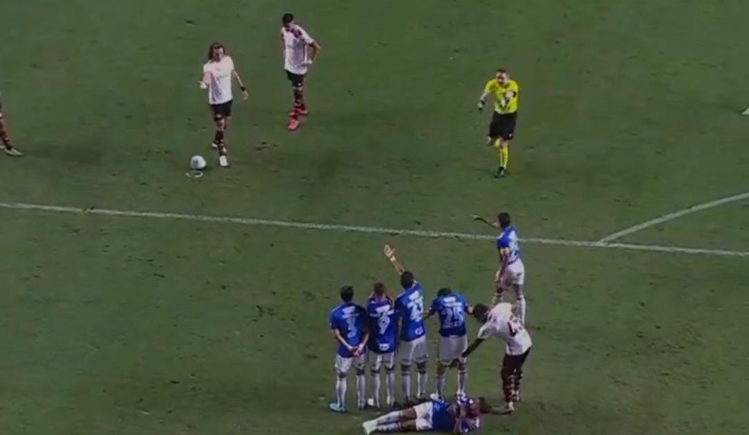 David Luiz fez gol de falta para o Flamengo (foto: Reprodução/Premiere)