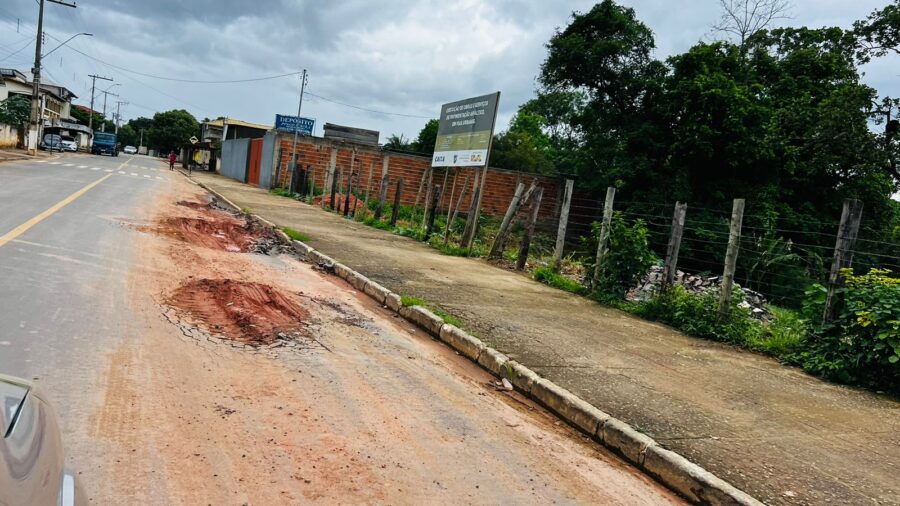 Moradores de Pingo D’água reclamam da má qualidade do novo asfalto