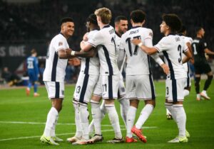 Jogadores da Inglaterra se abraçam em comemoração de gol (foto: Angelos Tzortznis/AFP)