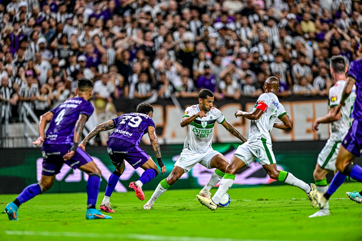 Lance de Ceará x América pela Série b (foto: Mourão Panda/América)