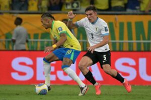 Lance de Brasil x Uruguai (foto: NELSON ALMEIDA / AFP)