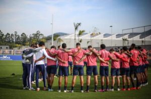 Jogadores do Bragantino se abraçam antes de treino (foto: Ari Ferreira/Red Bull Bragantino)