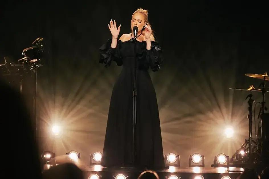 Adele chora após último show em Las Vegas