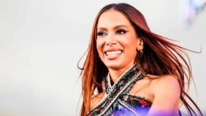 Anitta dá puxão de orelhas em fã durante show