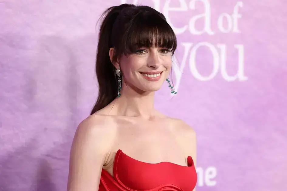 Anne Hathaway brilha em nova adaptação de Colleen Hoover