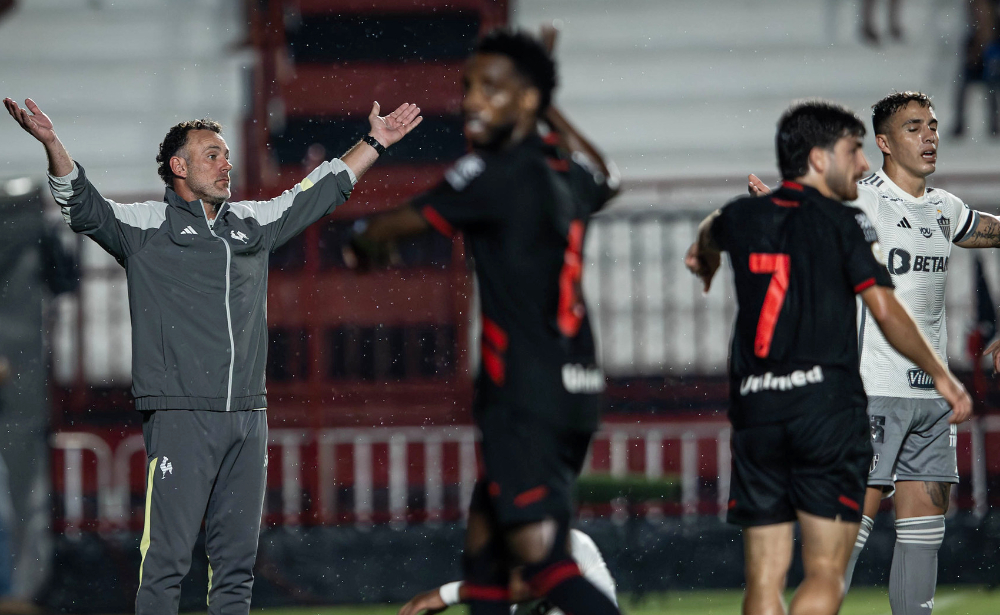 Milito em reclamação durante derrota do Atlético para o Atlético-GO, pelo Campeonato Brasileiro (foto: Pedro Souza/Atlético)