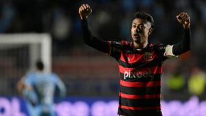 Bruno Henrique comemora gol pelo Flamengo (foto: AIZAR RALDES/AFP)