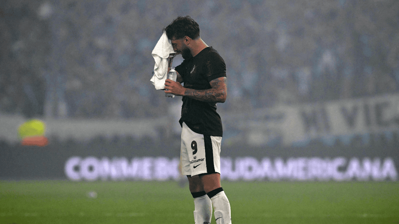 Yuri Alberto, atacante do Corinthians, lamentando eliminação na Copa Sul-Americana (foto: Juan Mabromata/AFP)