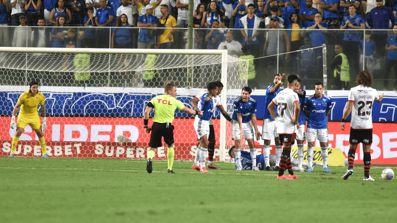 Lance de falta que ocasionou gol de David Luiz, do Flamengo, diante do Cruzeiro (foto: Ramon Lisboa/EM/D.A Press)