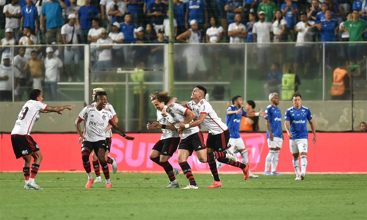 Jogadores do Flamengo comemoram gol de David Luiz (foto: Ramon Lisboa/EM D.A Press)