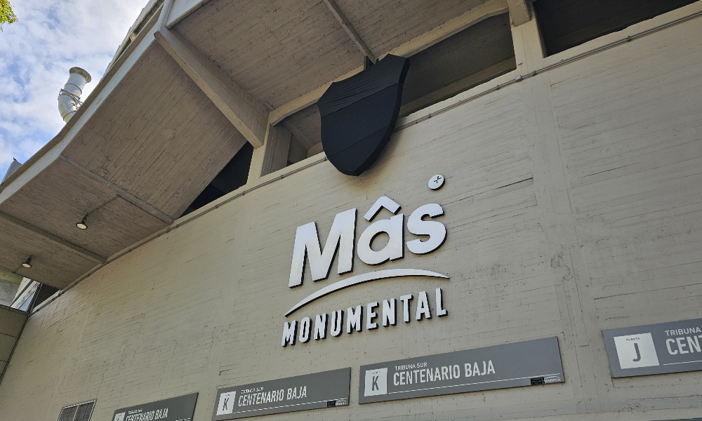 Escudo do River Plate foi tampado pela Conmebol no Estádio Monumental de Nuñez (foto: Samuel Resende/No Ataque)