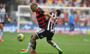 Arrascaeta em disputa de bola durante Flamengo x Atlético (foto: Alexandre Guzanshe/EM/DA.Press)