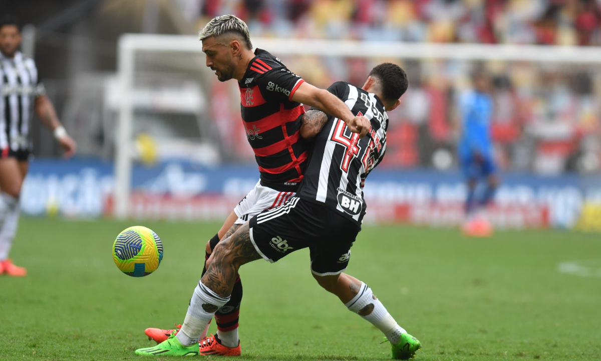 Arrascaeta em disputa de bola durante Flamengo x Atlético (foto: Alexandre Guzanshe/EM/DA.Press)