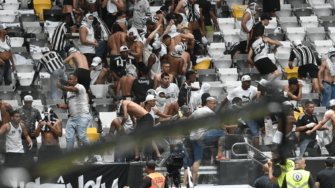 Torcedores do Atlético tentando invadir o gramado da Arena MRV (foto: Leandro Couri/EM/D.A Press)