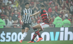 Hulk e Fabrício Bruno em duelo durante Flamengo x Atlético (foto: Pedro Souza/Atlético)