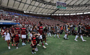 Jogadores de Flamengo e Atlético no gramado do Maracanã no primeiro jogo da final da Copa do Brasil (foto:  WAGNER MEIER/AFP)