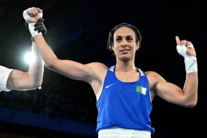 Imane Khelif comemora vitória nos Jogos de Paris (foto: Mohd Rasfan /AFP)