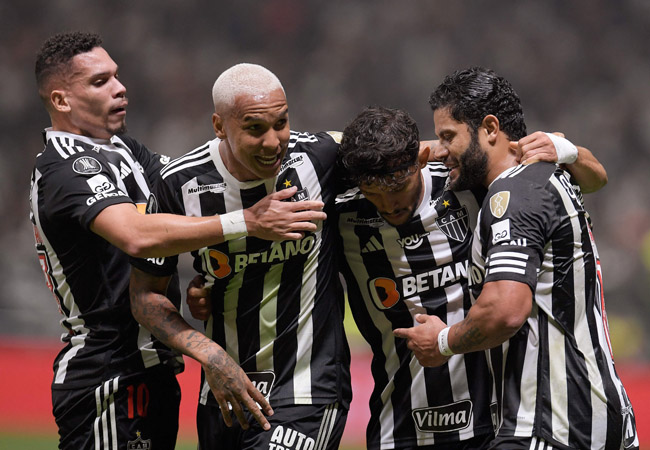 Paulinho, Deyverson, Scarpa e Hulk comemoram gol do Atlético em vitória por 3 a 0 sobre o River, pela semifinal da Libertadores (foto: DOUGLAS MAGNO / AFP)