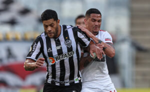 Hulk e Luciano em disputa durante duelo entre Atlético e São Paulo em 2021 (foto: Pedro Souza/Atlético)