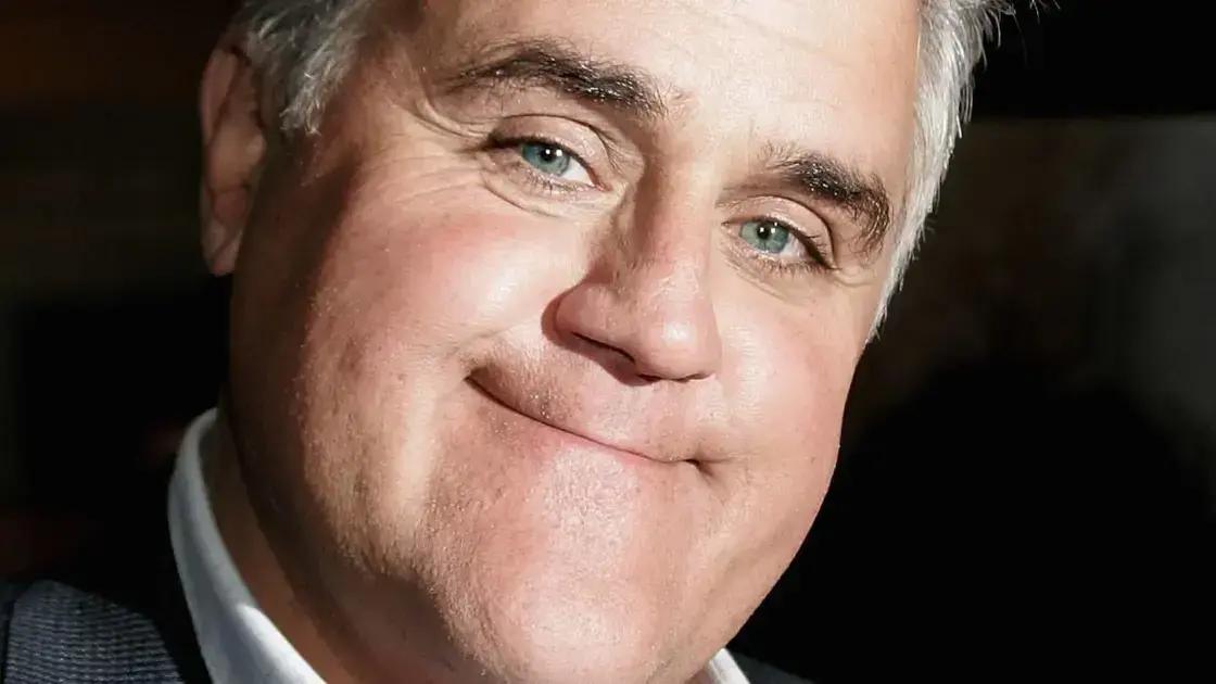 Jay Leno aparece com tapa-olho após queda de 18 metros