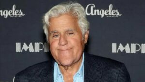 Jay Leno: rosto magoado e pulso fraturado em Los Angeles