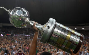 Troféu da Copa Libertadores (foto: CARL DE SOUZA / AFP)