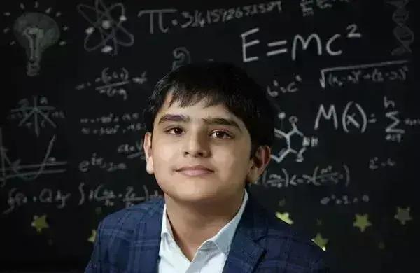 Menino de 10 anos supera QI de Einstein e Stephen Hawking