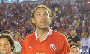 Milito em jogo pelo Independiente (foto: AFP PHOTO/TELAM/Maximiliano LUNA)