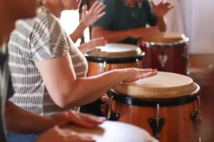 Oficinas gratuitas de percussão para crianças em Periquito