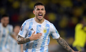 Paredes em ação pela Seleção Argentina (foto: RAUL ARBOLEDA / AFP)