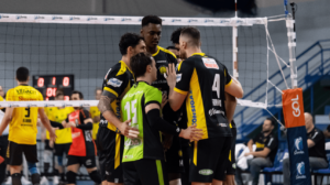 Jogadores de vôlei do Praia Clube (foto: Bruno Cunha/Praia Clube)