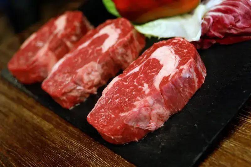 Preço da picanha sobe, mas salário mínimo compra mais que em 2023